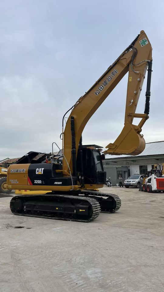 Escavatore cingolato Caterpillar 320D2 del 2023, vista laterale Escavatore cingolato Caterpillar 320D2 del 2023, vista laterale