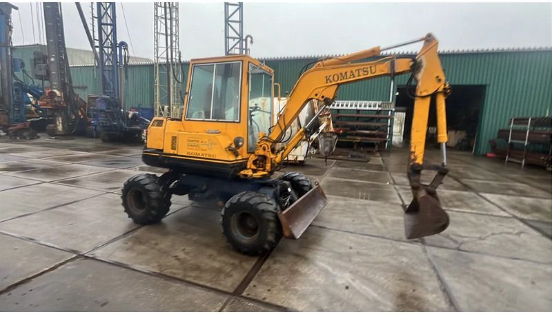1990 Komatsu PW30-1 wheel excavator, front three-quarter view 1990 Komatsu PW30-1 wheel excavator, front three-quarter view