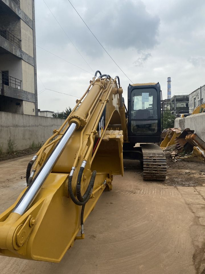 2018 Caterpillar 320C crawler excavator, front-facing boom view 2018 Caterpillar 320C crawler excavator, front-facing boom view