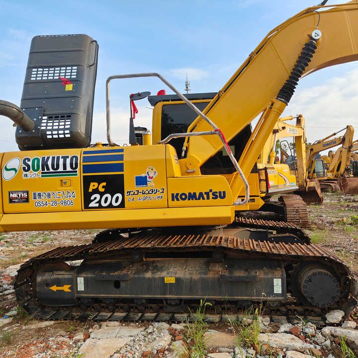 2016 Komatsu PC200 crawler excavator side view