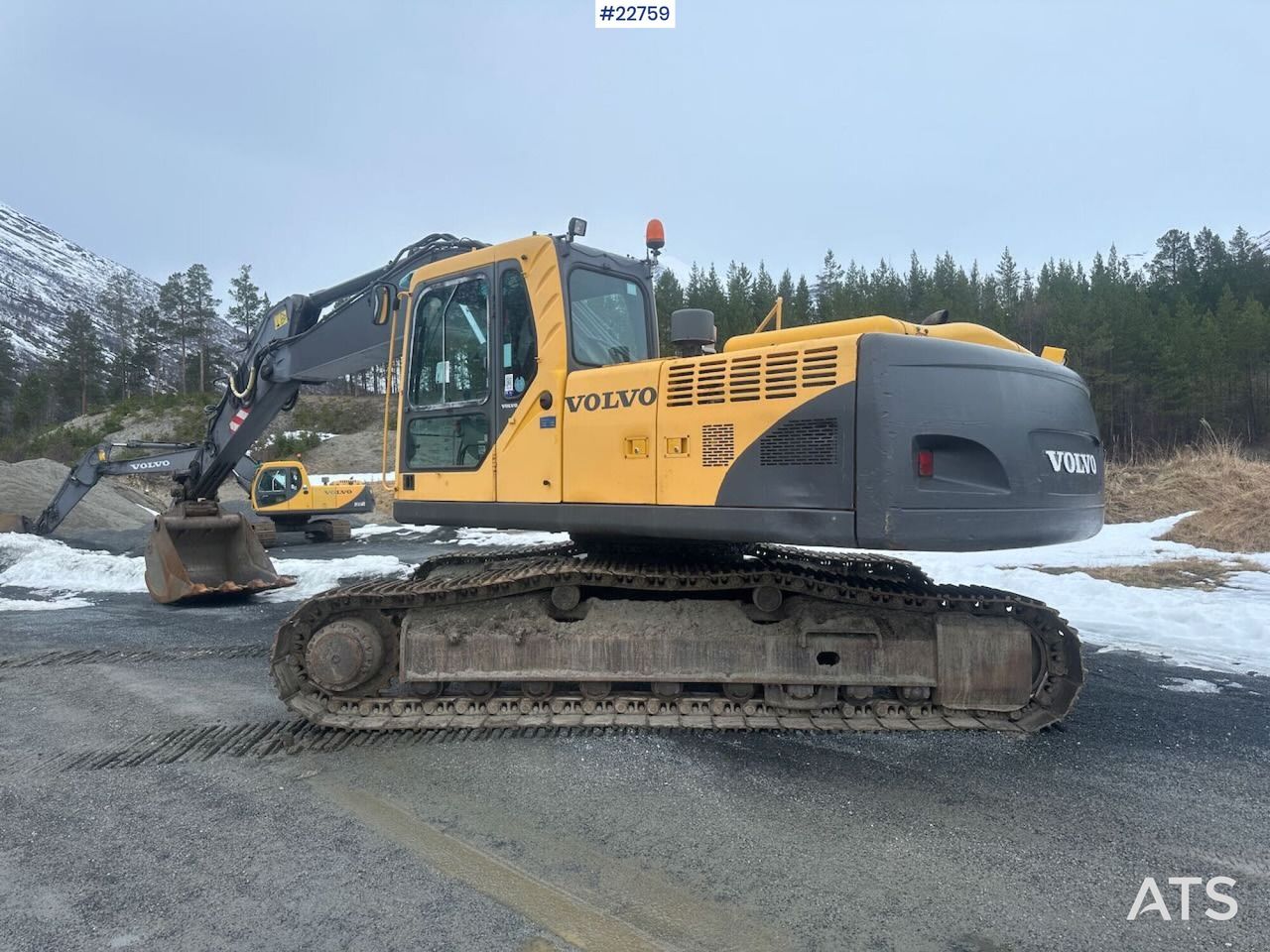 2006 Volvo EC240BLC crawler excavator side view