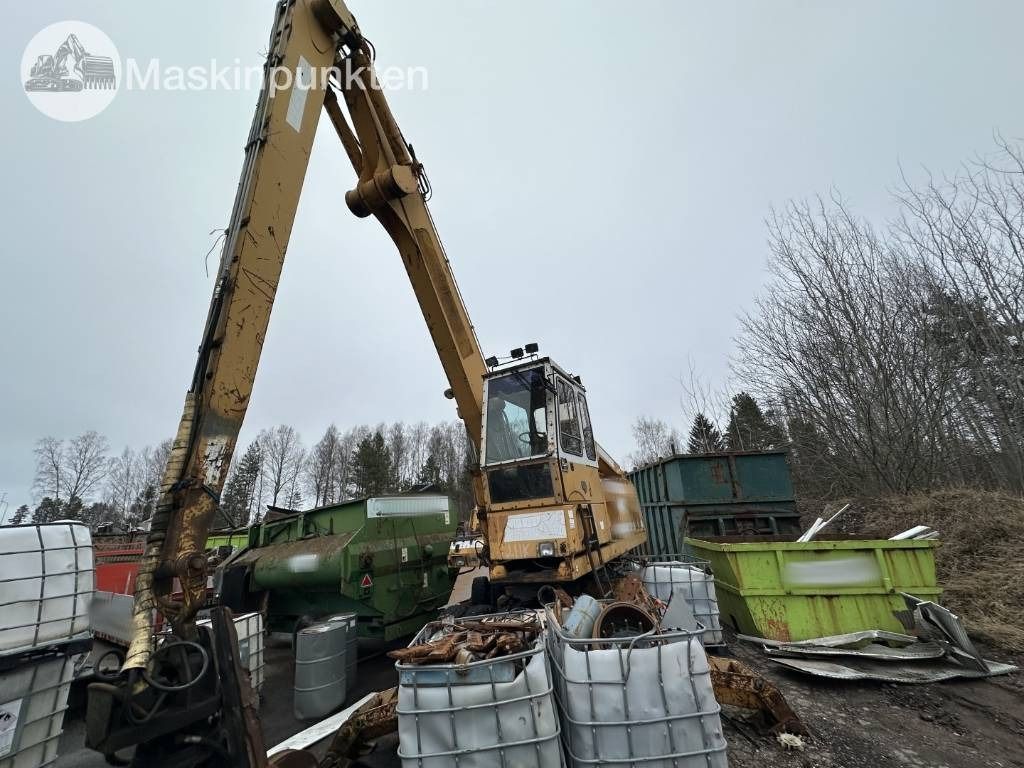 1988 Liebherr A 922 material handler, low-angle side view 1988 Liebherr A 922 material handler, low-angle side view