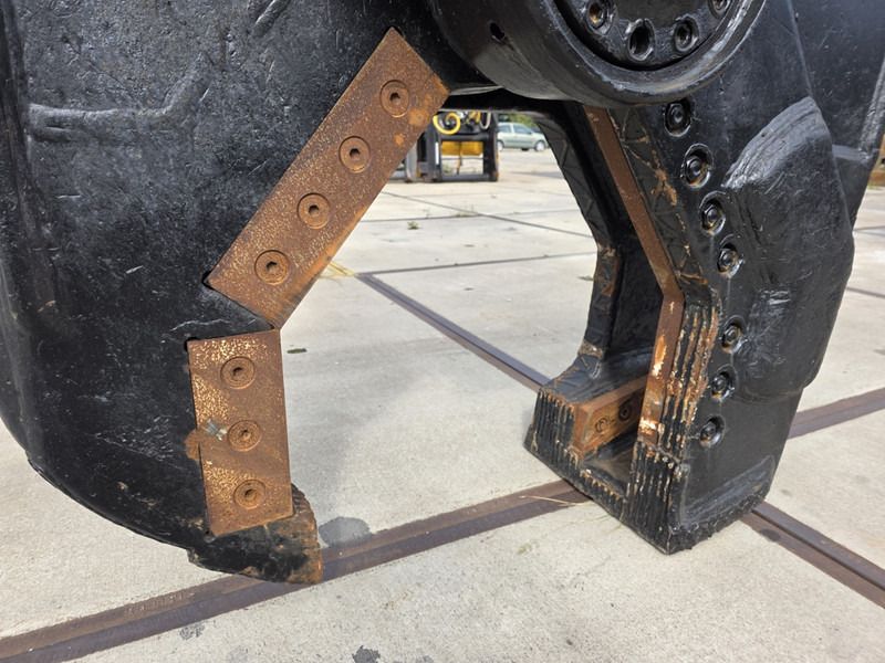 2011 Sennebogen ZX210 scrap shear attachment close-up