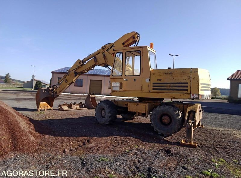 1979 Liebherr 911 wheel excavator side view 1979 Liebherr 911 wheel excavator side view
