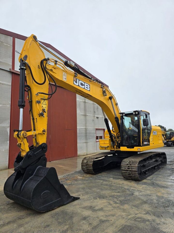 2018 JCB 220X L4F crawler excavator, side profile view 2018 JCB 220X L4F crawler excavator, side profile view
