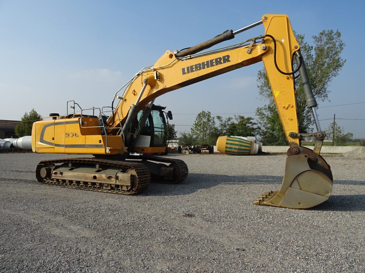 2017 Liebherr R936 NLC crawler excavator, side view