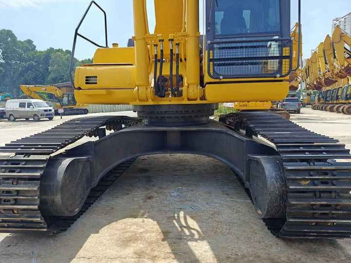 2022 Komatsu PC400-8 crawler excavator, front view of undercarriage 2022 Komatsu PC400-8 crawler excavator, front view of undercarriage