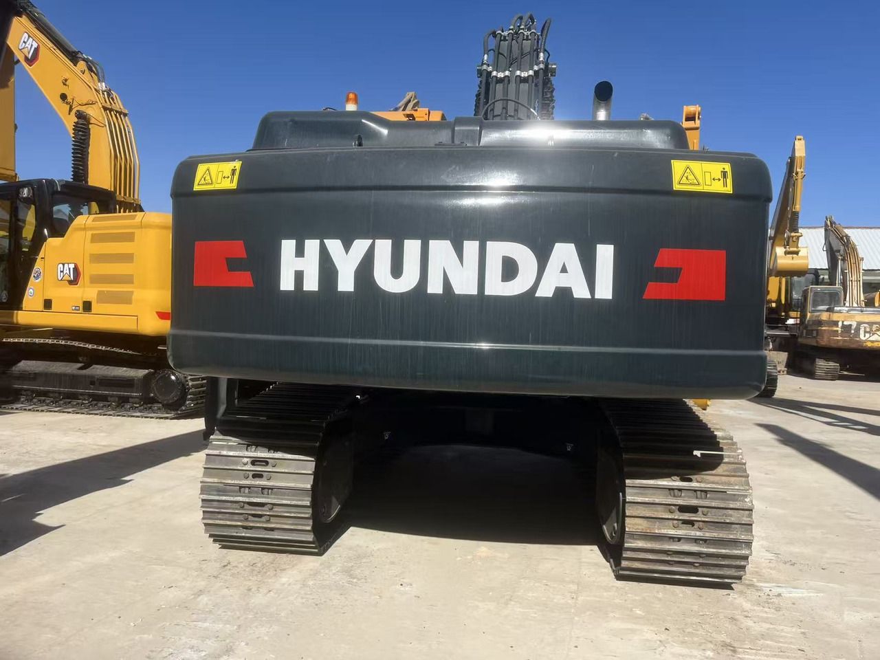 2022 Hyundai R220LC-9S crawler excavator rear view 2022 Hyundai R220LC-9S crawler excavator rear view