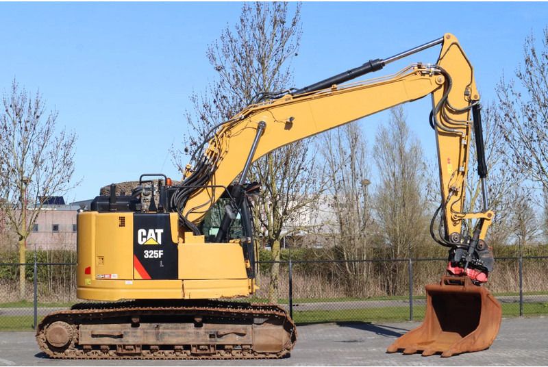 2018 Caterpillar 325F LCR crawler excavator, side view 2018 Caterpillar 325F LCR crawler excavator, side view