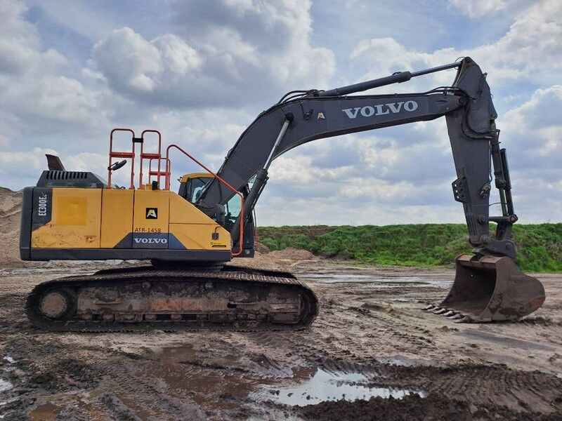 2017 Volvo EC300EL crawler excavator side view