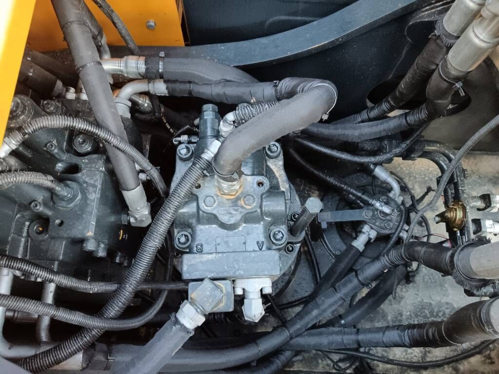 2024 Hyundai HX220HD crawler excavator hydraulic pump detail 2024 Hyundai HX220HD crawler excavator hydraulic pump detail