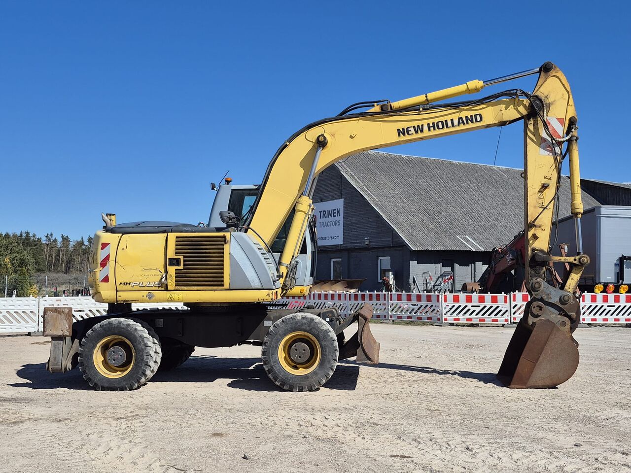 2007 New Holland MH-PLUS wheel excavator, side view 2007 New Holland MH-PLUS wheel excavator, side view