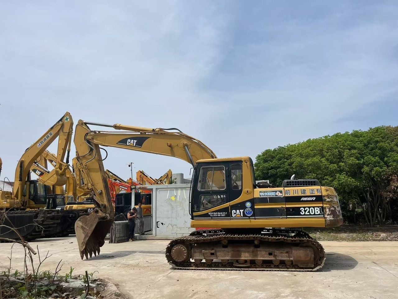 2020 Caterpillar 320BL crawler excavator, side view 2020 Caterpillar 320BL crawler excavator, side view
