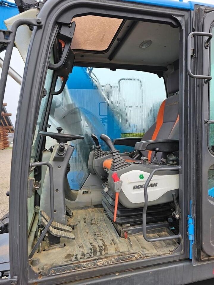 2018 Doosan DX165W-5 wheel excavator cab interior