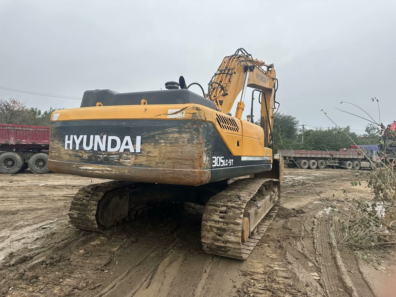 2018 Hyundai R305LC-9T crawler excavator rear view 2018 Hyundai R305LC-9T crawler excavator rear view