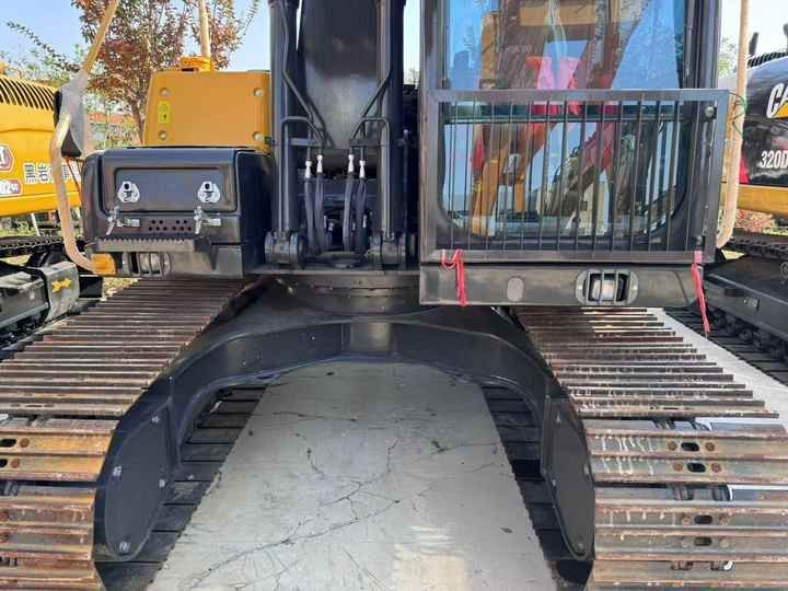 2023 Volvo EC140 crawler excavator, rear view of the upper structure and tracks 2023 Volvo EC140 crawler excavator, rear view of the upper structure and tracks