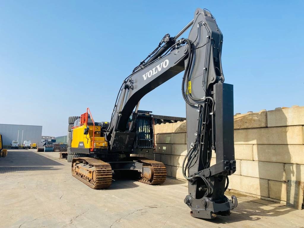 2023 Volvo EC380ENL crawler excavator, side view 2023 Volvo EC380ENL crawler excavator, side view