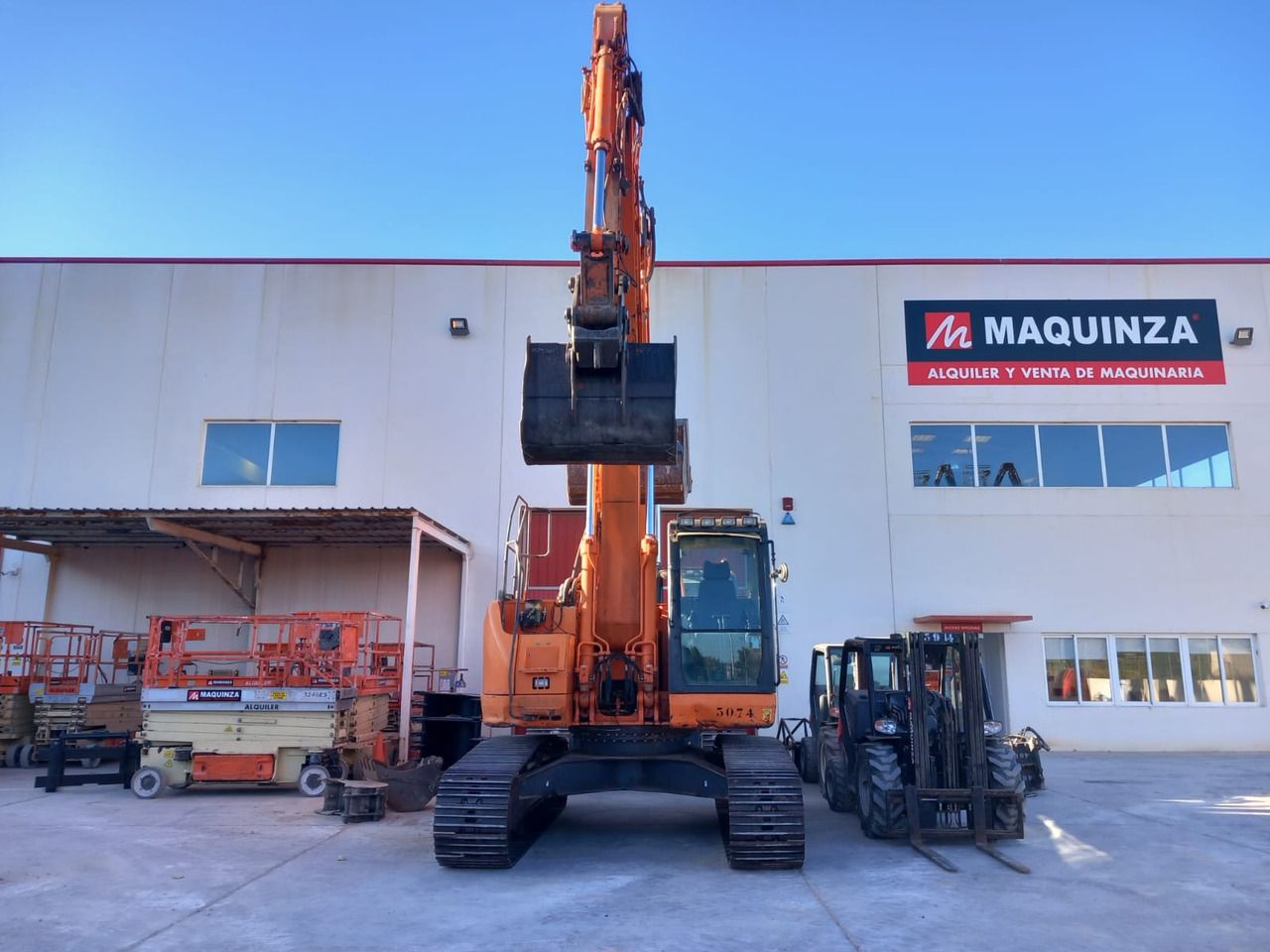 2014 Doosan DX235LCR crawler excavator, front view 2014 Doosan DX235LCR crawler excavator, front view