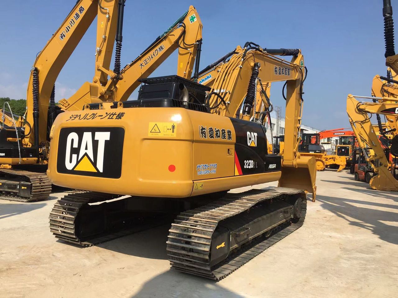 2022 Caterpillar 323D2L crawler excavator rear view 2022 Caterpillar 323D2L crawler excavator rear view