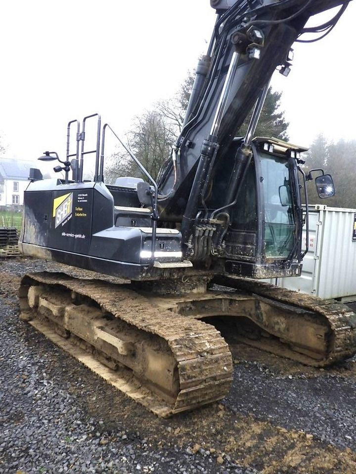 2019 JCB 220X L4F crawler excavator, side view 2019 JCB 220X L4F crawler excavator, side view