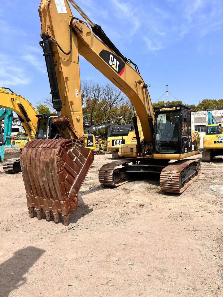 Caterpillar 323D crawler excavator, front three-quarter view Caterpillar 323D crawler excavator, front three-quarter view