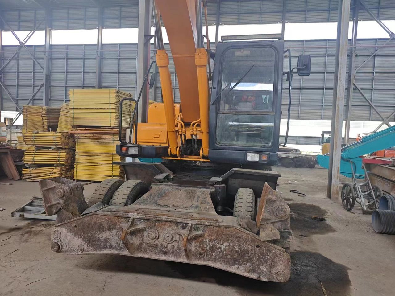 2017 Hyundai R210W-7 wheel excavator front view 2017 Hyundai R210W-7 wheel excavator front view