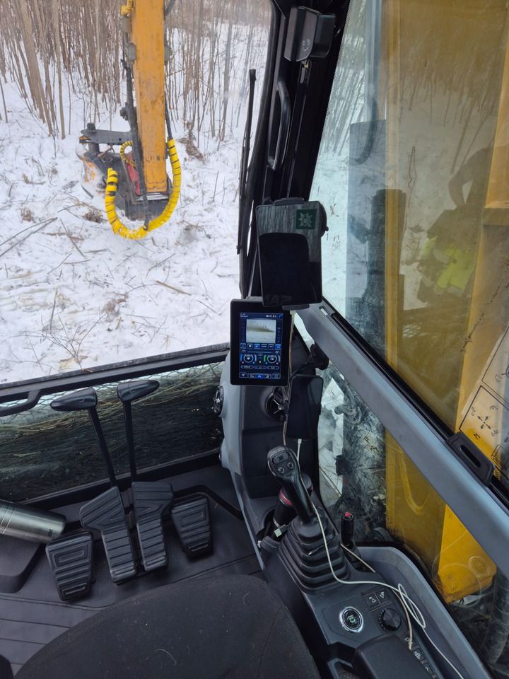 2022 Sany SY75C crawler excavator interior view 2022 Sany SY75C crawler excavator interior view