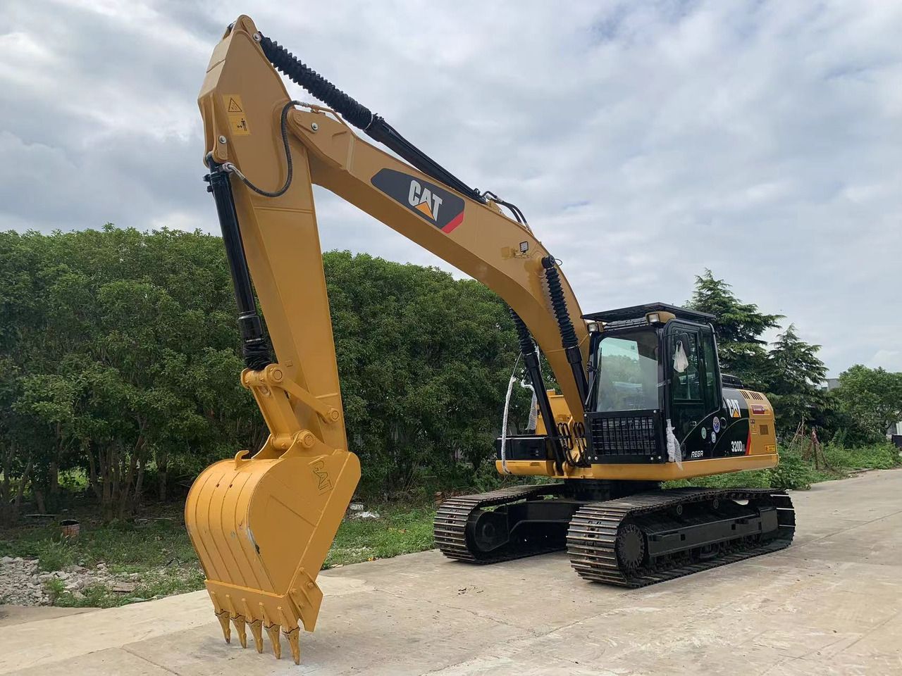 Escavadora de rastos Caterpillar 320D2 de 2023, vista de perfil lateral