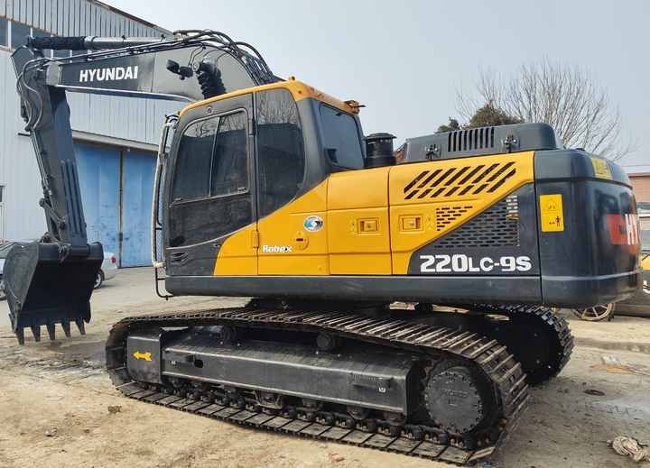 2016 Hyundai R220LC-9S crawler excavator, side view 2016 Hyundai R220LC-9S crawler excavator, side view