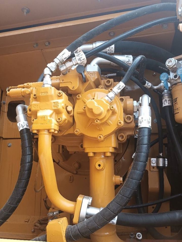 2024 Caterpillar 349 crawler excavator hydraulic pump detail