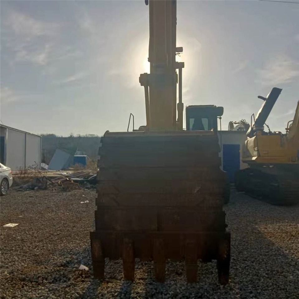 2023 Komatsu PC360-7 crawler excavator, front view of bucket and boom 2023 Komatsu PC360-7 crawler excavator, front view of bucket and boom