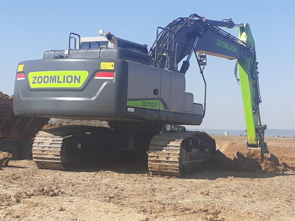 2024 Zoomlion ZE210GLC crawler excavator, rear three-quarter view 2024 Zoomlion ZE210GLC crawler excavator, rear three-quarter view