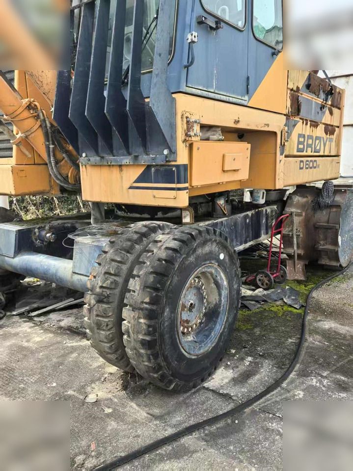 2004 Brøyt D600W wheel excavator side view 2004 Brøyt D600W wheel excavator side view