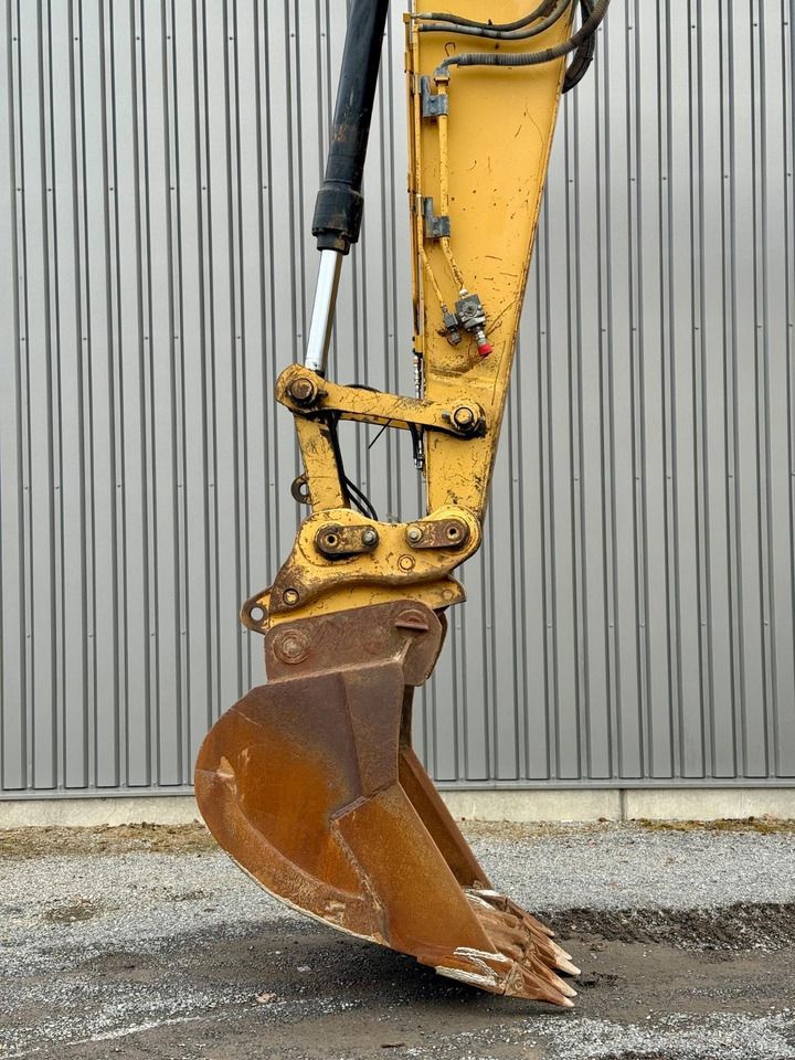 2012 Caterpillar 329E crawler excavator bucket and stick detail 2012 Caterpillar 329E crawler excavator bucket and stick detail