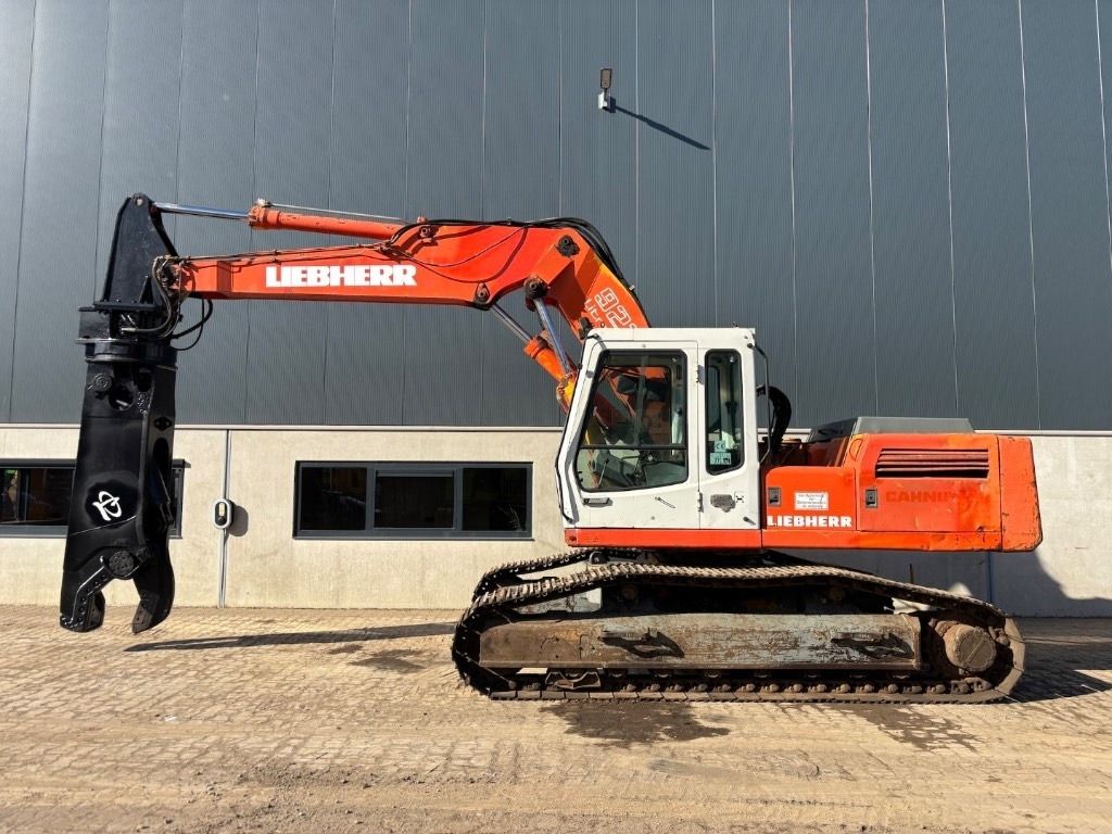 1996 Liebherr R922HDSL crawler excavator side view