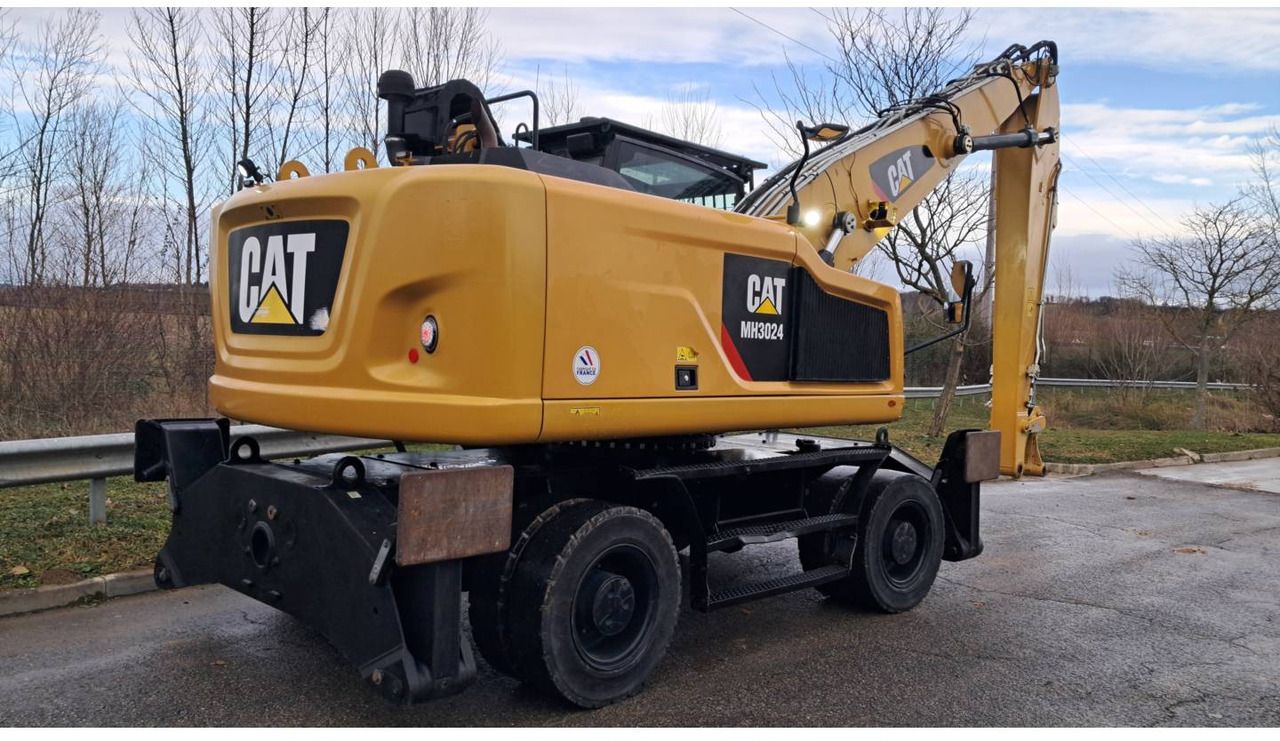 2020 Caterpillar MH3024-1 wheel excavator rear three-quarter view 2020 Caterpillar MH3024-1 wheel excavator rear three-quarter view