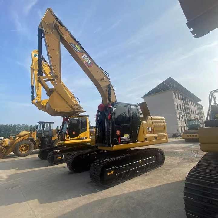 Excavadora de orugas Caterpillar 320CL 2024, vista de perfil lateral