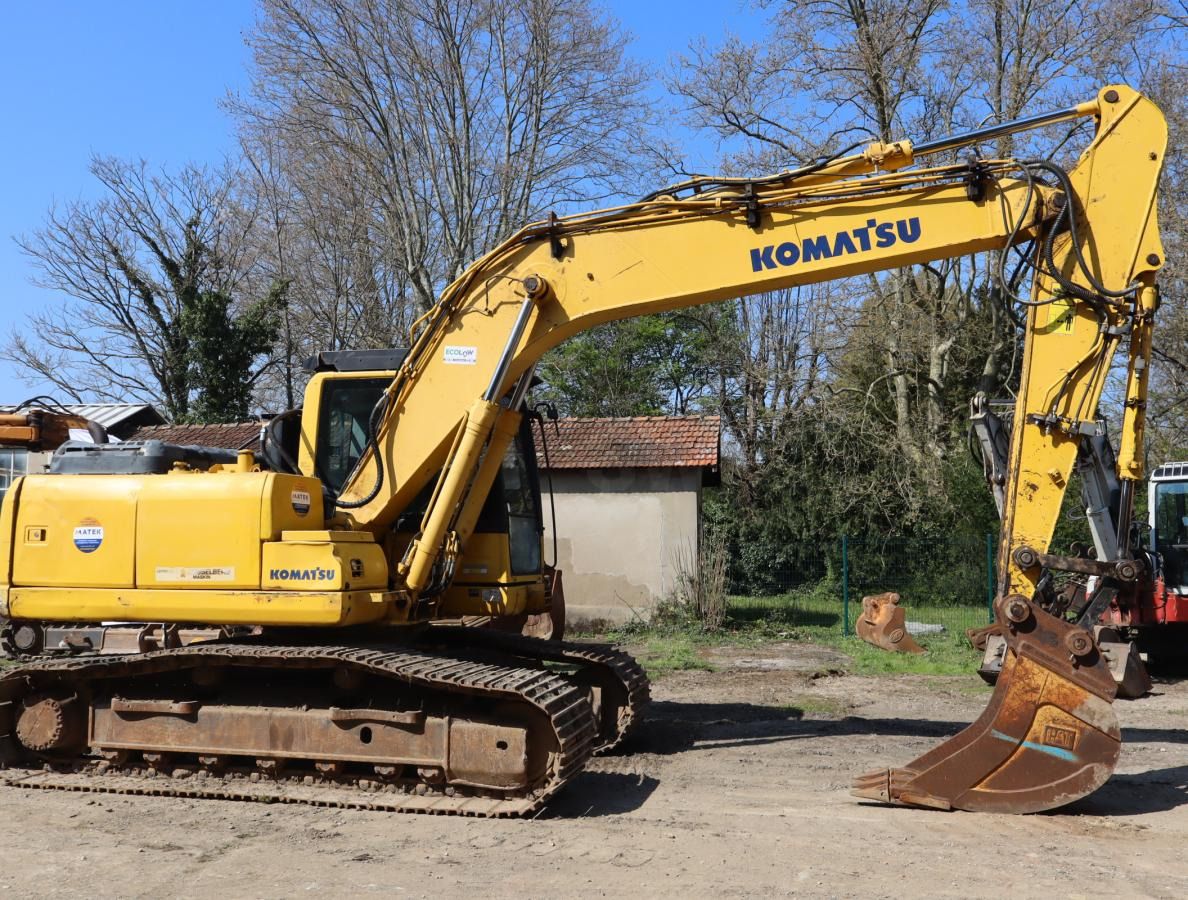 2011 Komatsu PC190-8 crawler excavator, side profile view 2011 Komatsu PC190-8 crawler excavator, side profile view