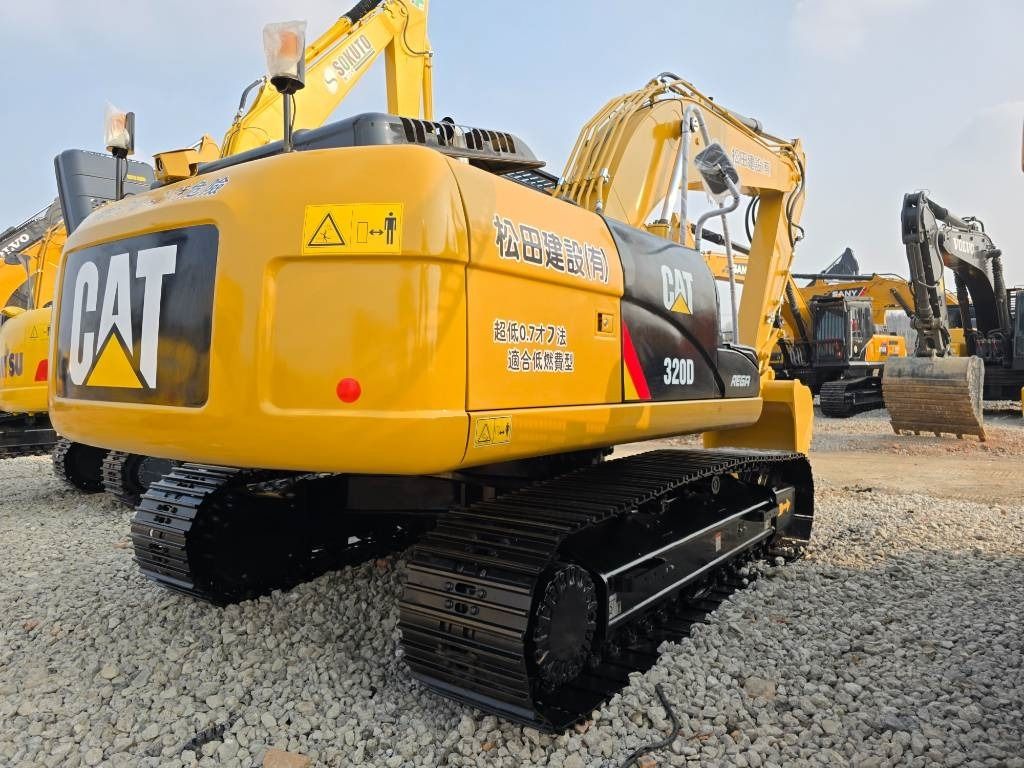 Escavatore cingolato Caterpillar 320D del 2024, vista posteriore tre quarti