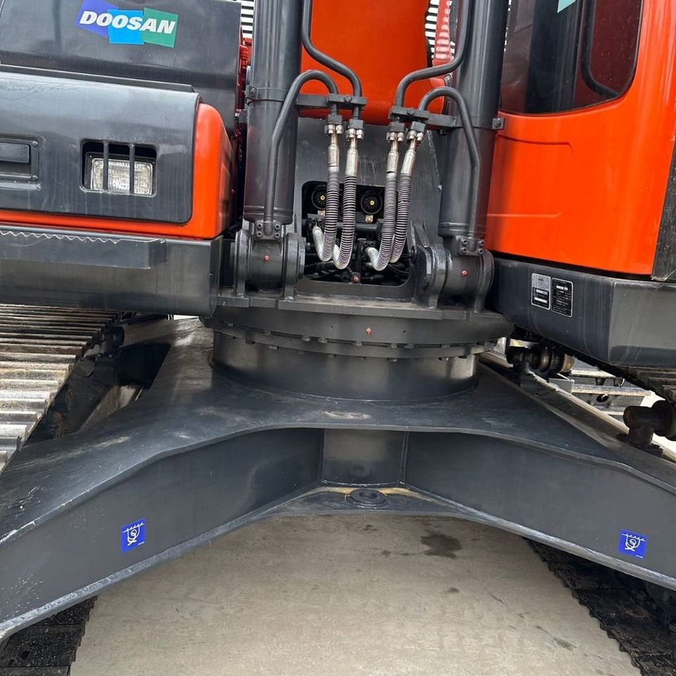 2023 Doosan DX225LC-9C crawler excavator, close-up of the swing bearing and undercarriage 2023 Doosan DX225LC-9C crawler excavator, close-up of the swing bearing and undercarriage