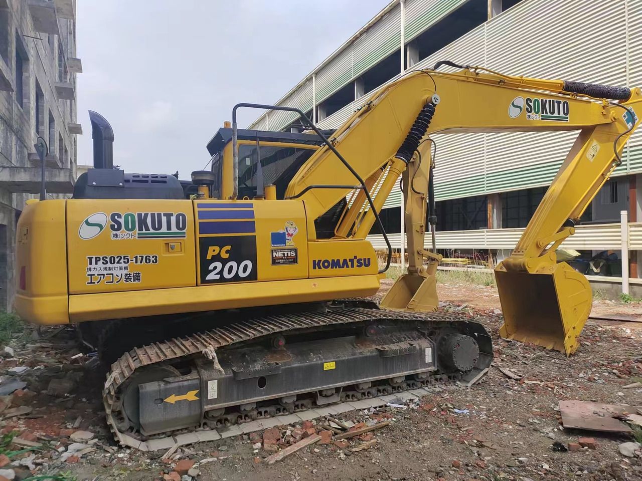Pelle sur chenilles Komatsu PC200-8 de 2022, vue de profil