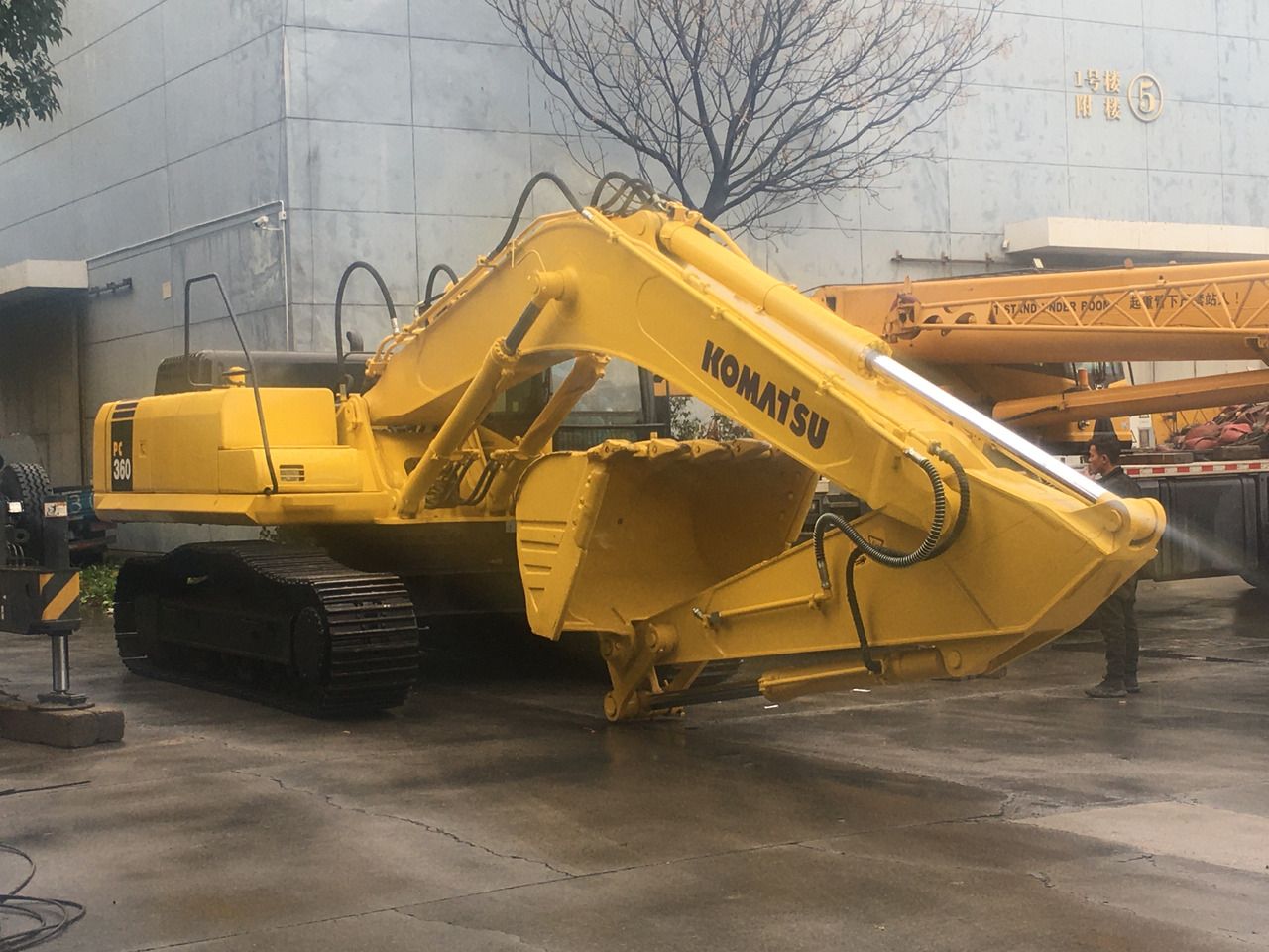 2021 Komatsu PC360 crawler excavator, side view 2021 Komatsu PC360 crawler excavator, side view