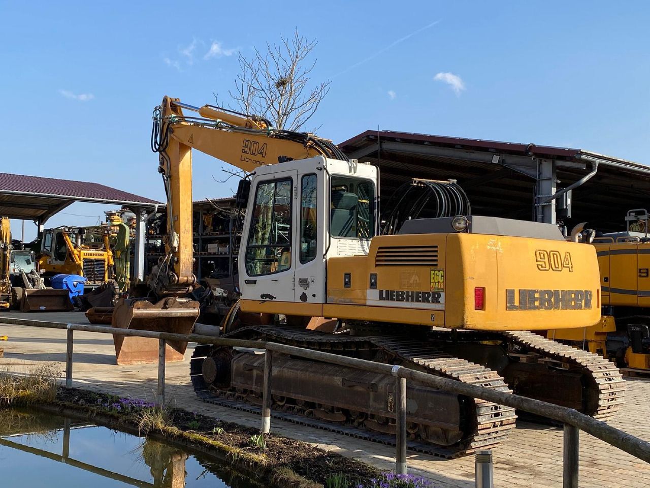 2002 Liebherr R 904 LIT crawler excavator, side view