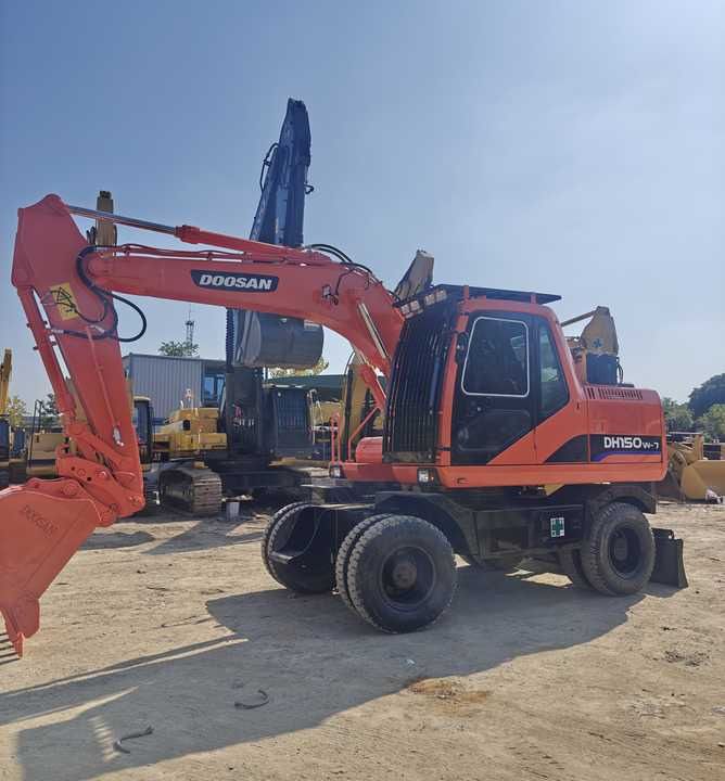 Doosan DH150W-7 wheel excavator, side view Doosan DH150W-7 wheel excavator, side view