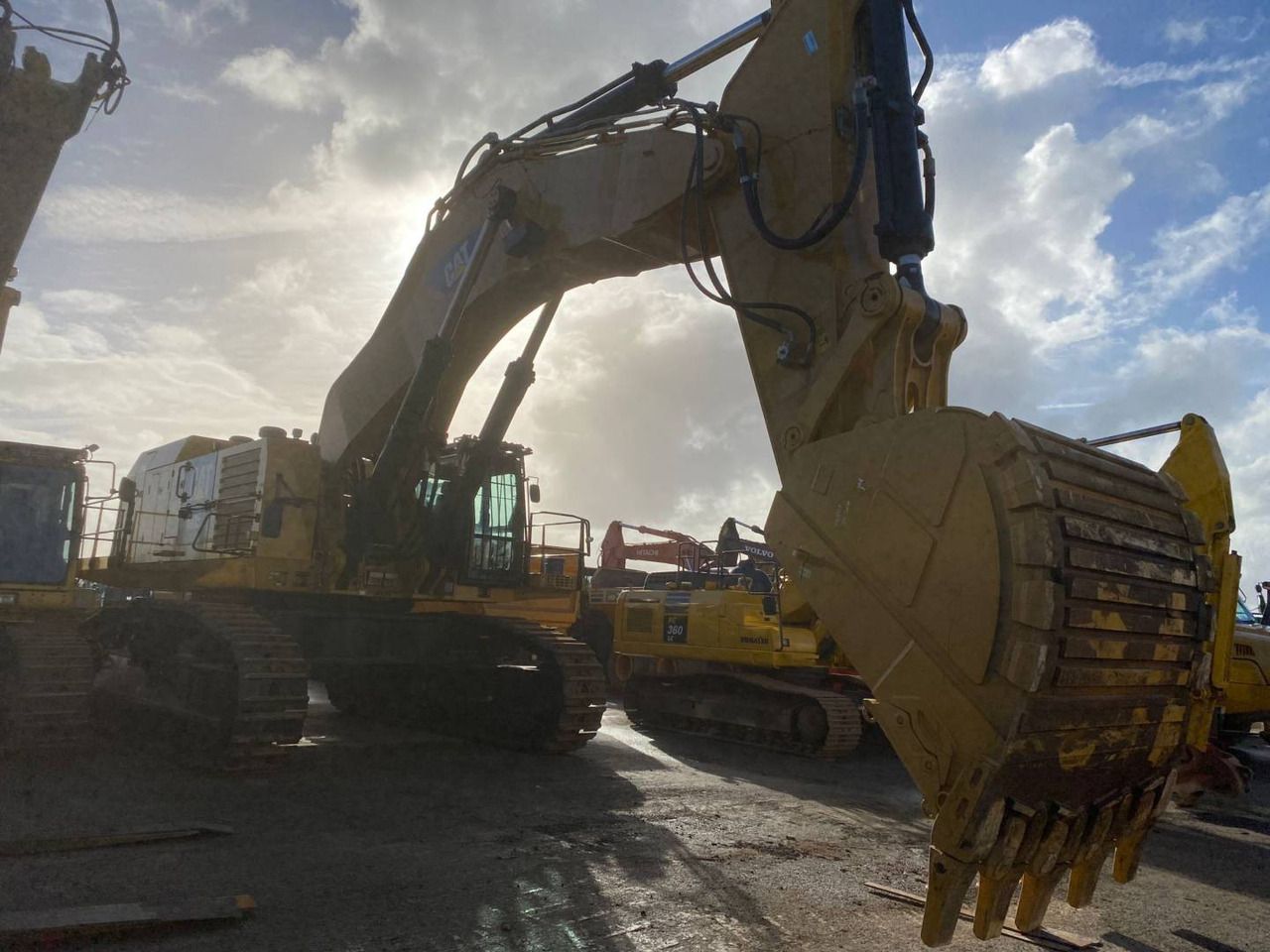 2019 Caterpillar 6015B crawler excavator, side view 2019 Caterpillar 6015B crawler excavator, side view