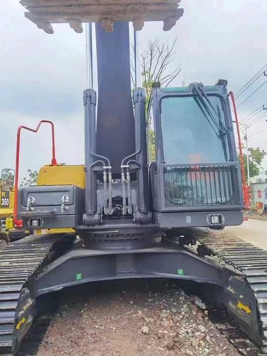 2016 Volvo EC290 crawler excavator, front view of the cab and upper structure 2016 Volvo EC290 crawler excavator, front view of the cab and upper structure