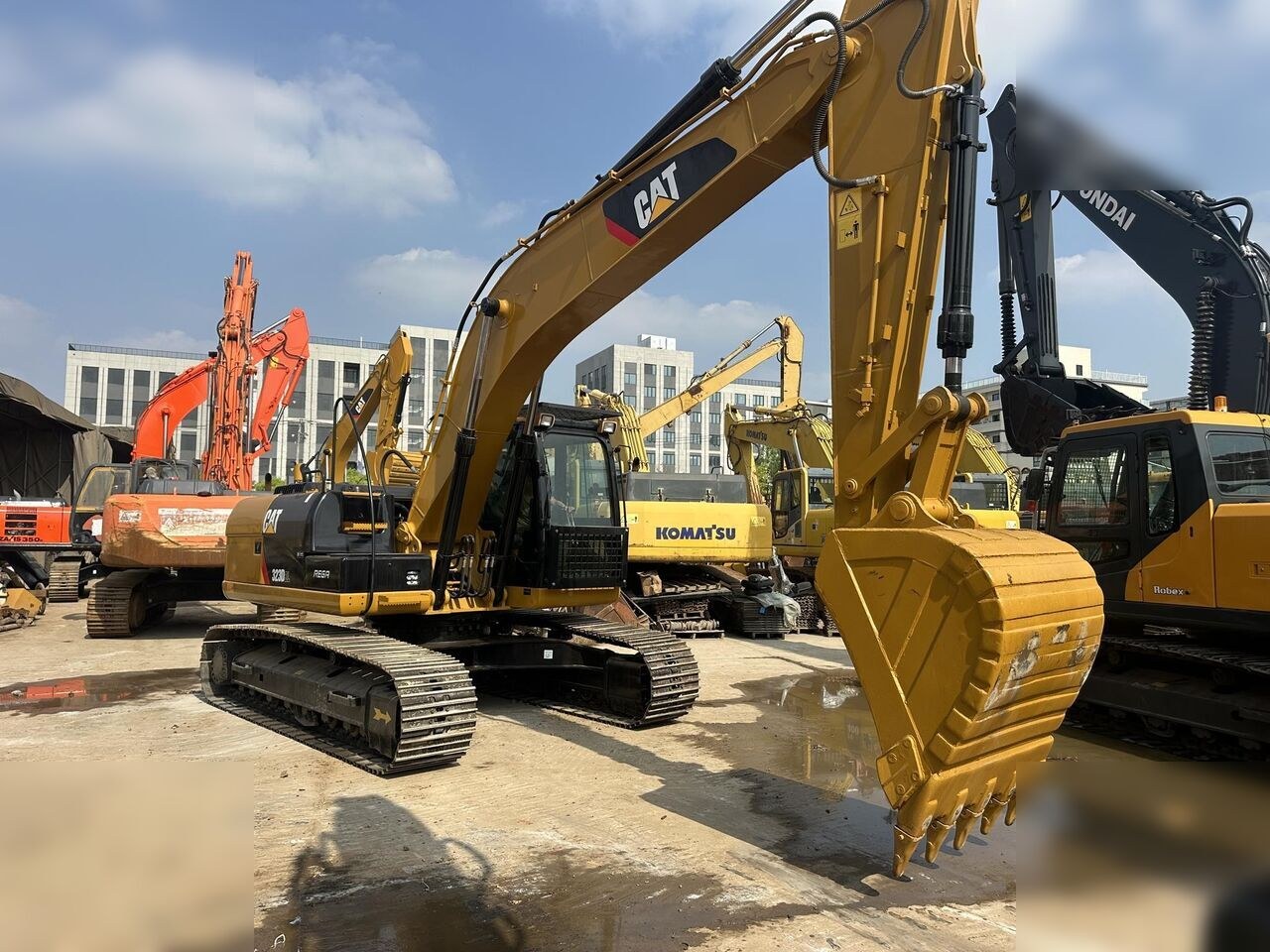 2022 Caterpillar 323D2L crawler excavator, side profile view 2022 Caterpillar 323D2L crawler excavator, side profile view