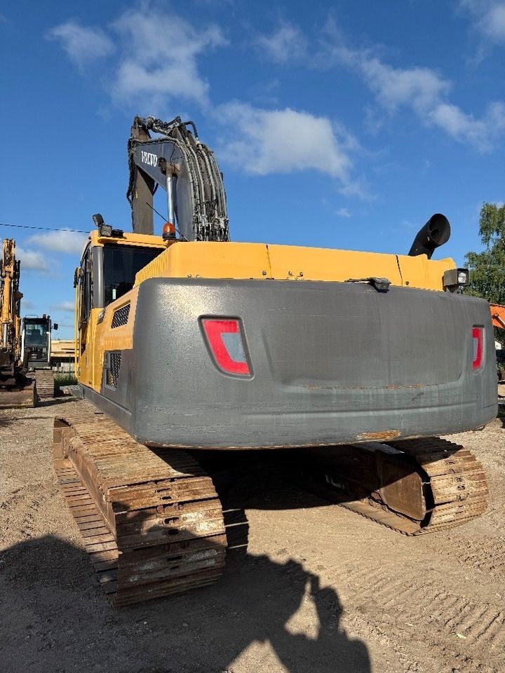 2014 Volvo EC250D crawler excavator rear view 2014 Volvo EC250D crawler excavator rear view