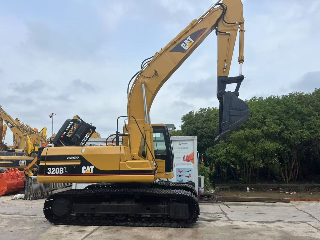 Caterpillar 320BL crawler excavator side view Caterpillar 320BL crawler excavator side view