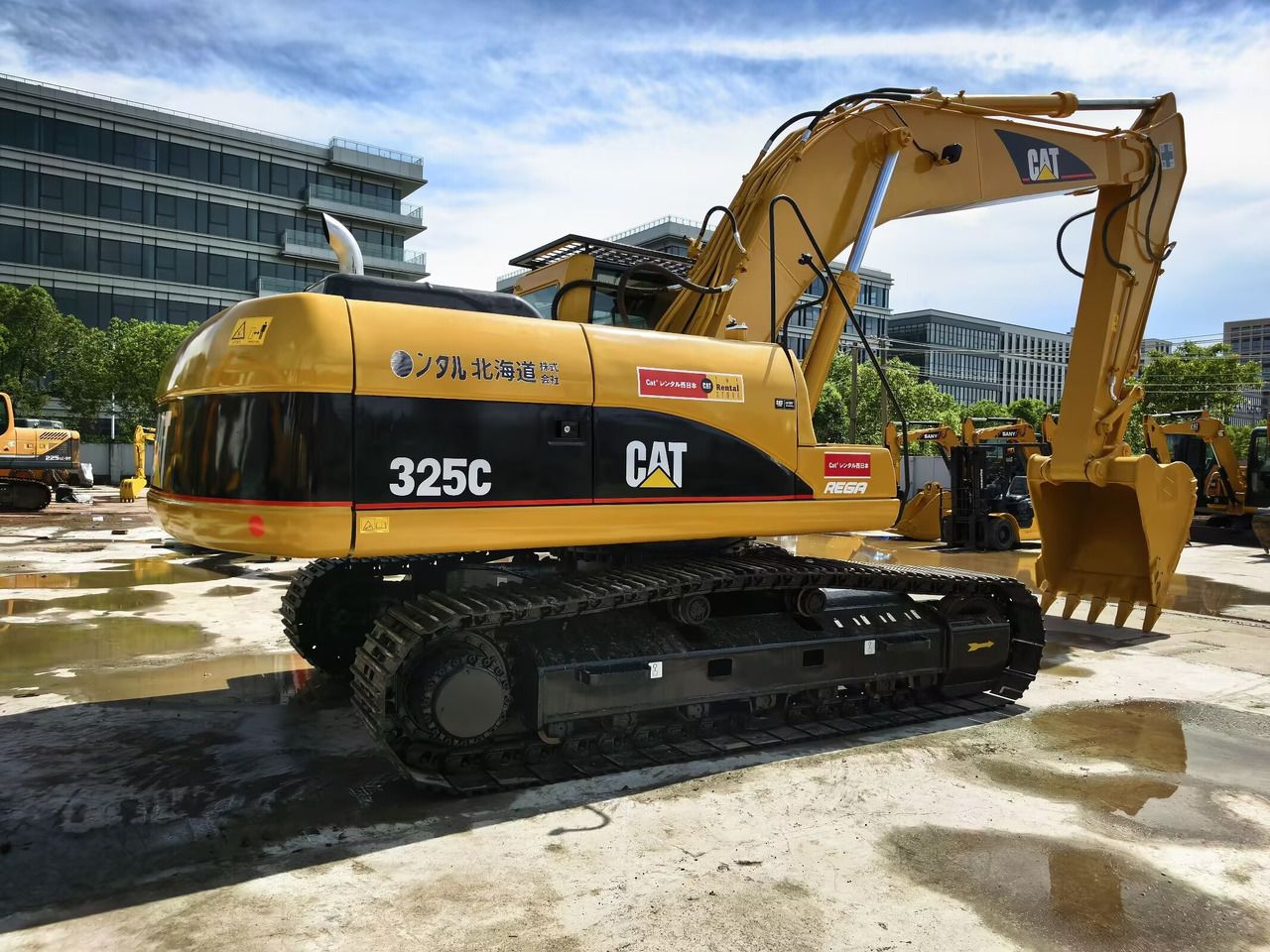 2023 Caterpillar 325C crawler excavator, rear three-quarter view 2023 Caterpillar 325C crawler excavator, rear three-quarter view